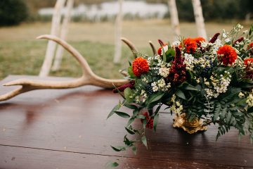 Boho dekorace na obřadní stolek. Svatební květiny Klára Uhlírová