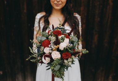 Boho svatební kytice ve vínovo. růžové barvě. Svatební květiny Klára Uhlírová