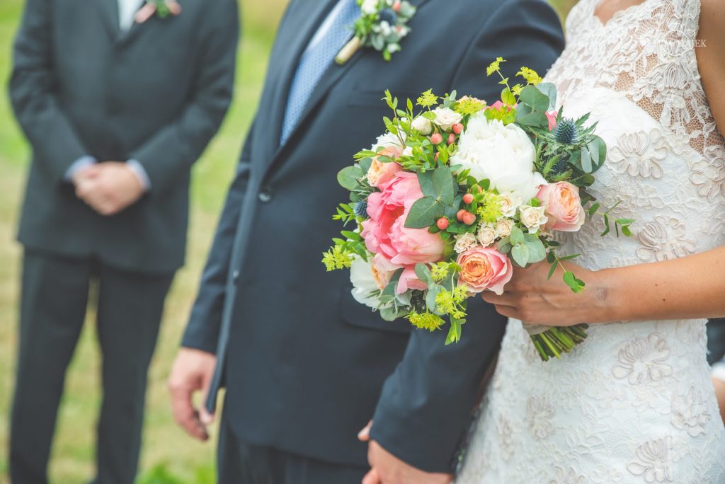 Luční svatební kytice s pivoňkami. Svatební květiny Klára Uhlírová