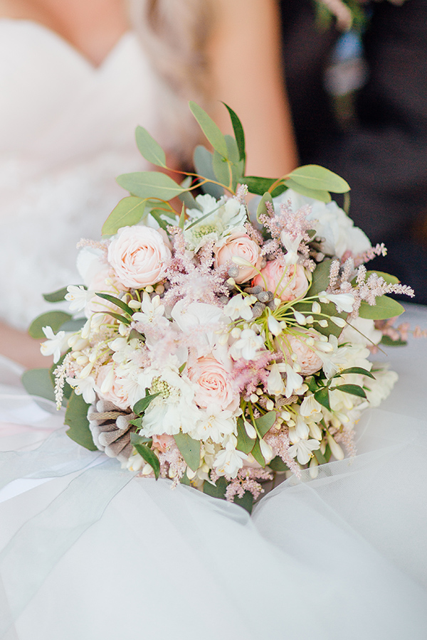 Bílo růžová svatební kytice s eucalyptem. Svatební květiny Klára Uhlírová