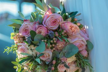 Svatební kytice z růží a bylinek. Svatební květiny Klára Uhlířová
