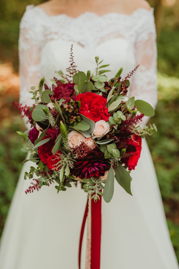Bordó svatební kytice s dlouhými stuhami. Svatební květiny Klára Uhlířová