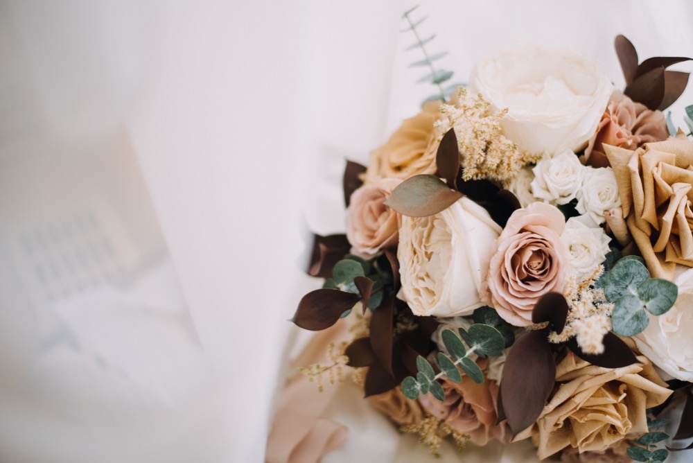Boho svatební kytice v odstínech hnědé, krémové a cappuccino. Svatební květiny Klára Uhlířová Brno