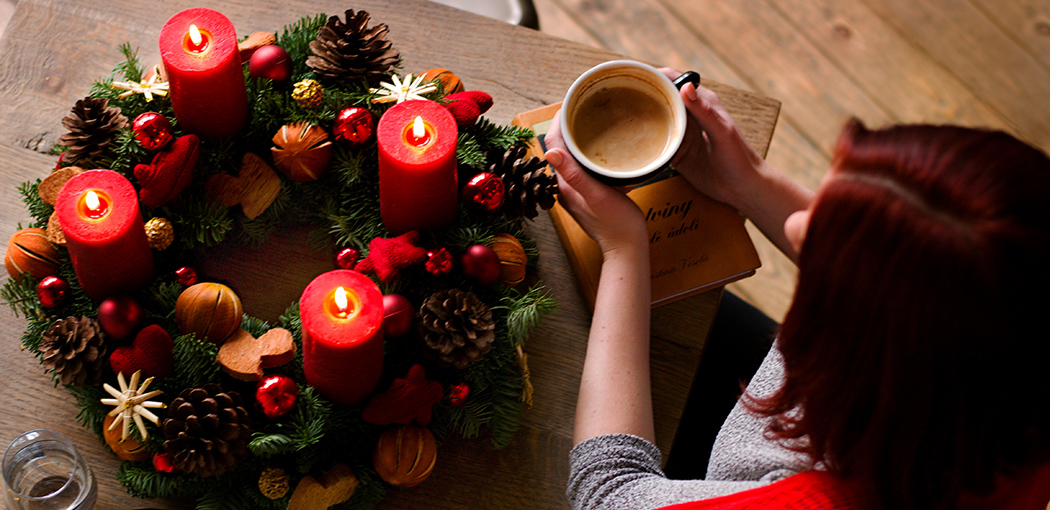 Luxusní adventní věnec v červené barvě s přírodní výzdobou. Floristika Klára Uhlířová