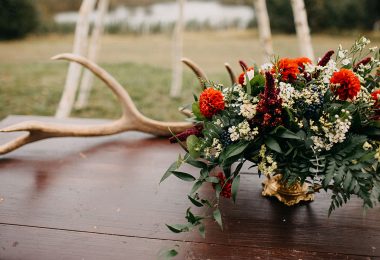 Květinová dekorace na obřadní stolek. Zlatá boho nádoba a podzimní květiny
