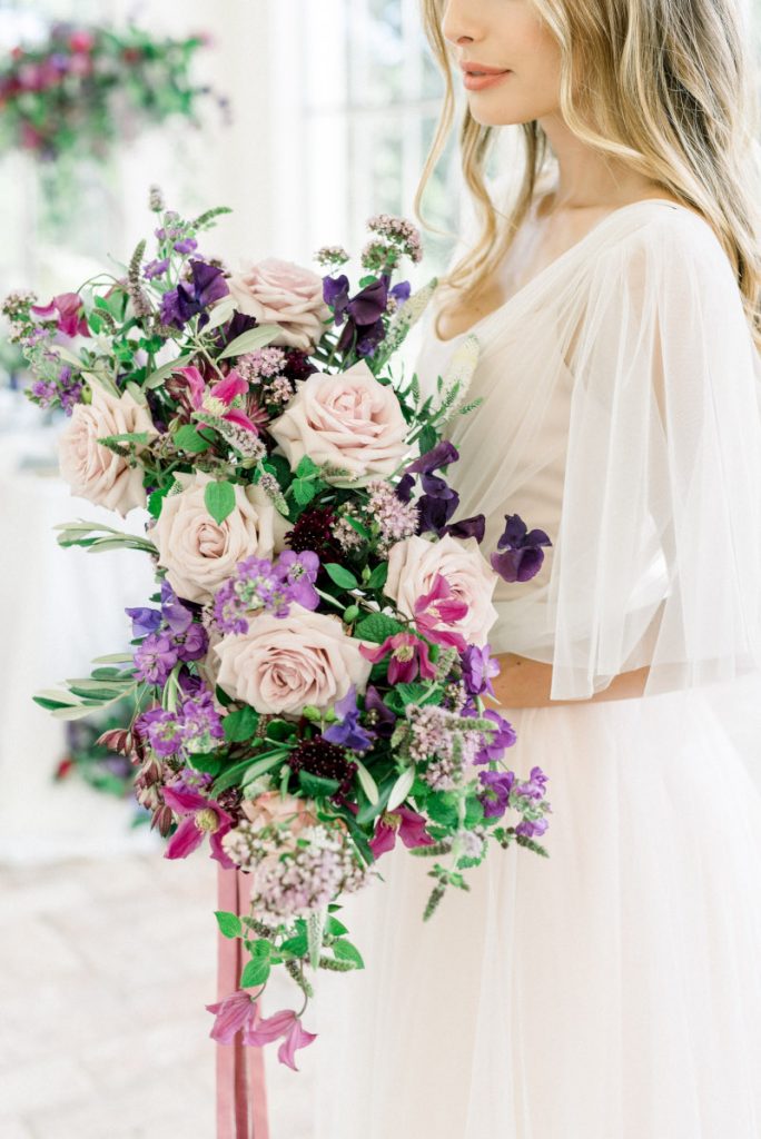 Bohatá svatební kytice z fialových růží a drobných fialových a růžových květů. Svatební květiny Klára Uhlířová Brno