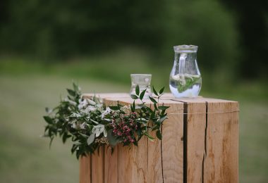 Girlanda na obřadní stolek, rustikální svatba. Svatební květiny Klára Uhlířová
