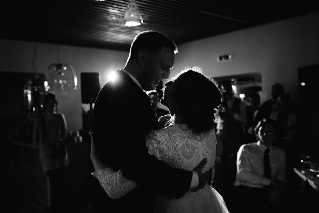 Černobílá svatební fotka prvního tance