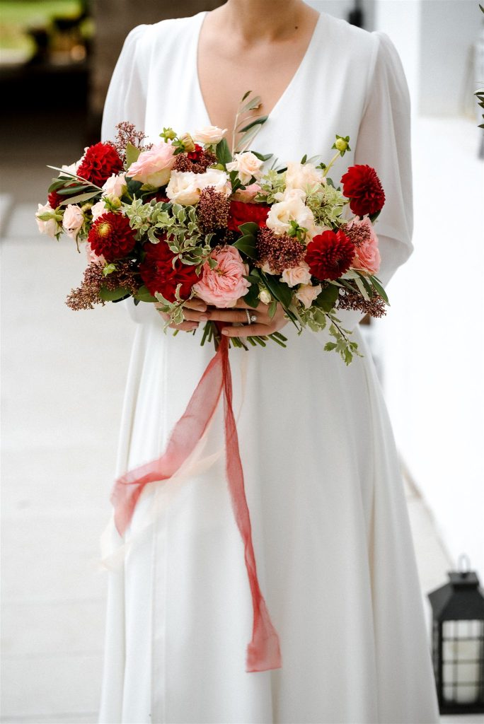 Detail svatební kytice. Podlouhlý tvar, sezónní květy, vinovo růžová kombinace. Svatební květiny Klára Uhlířová
