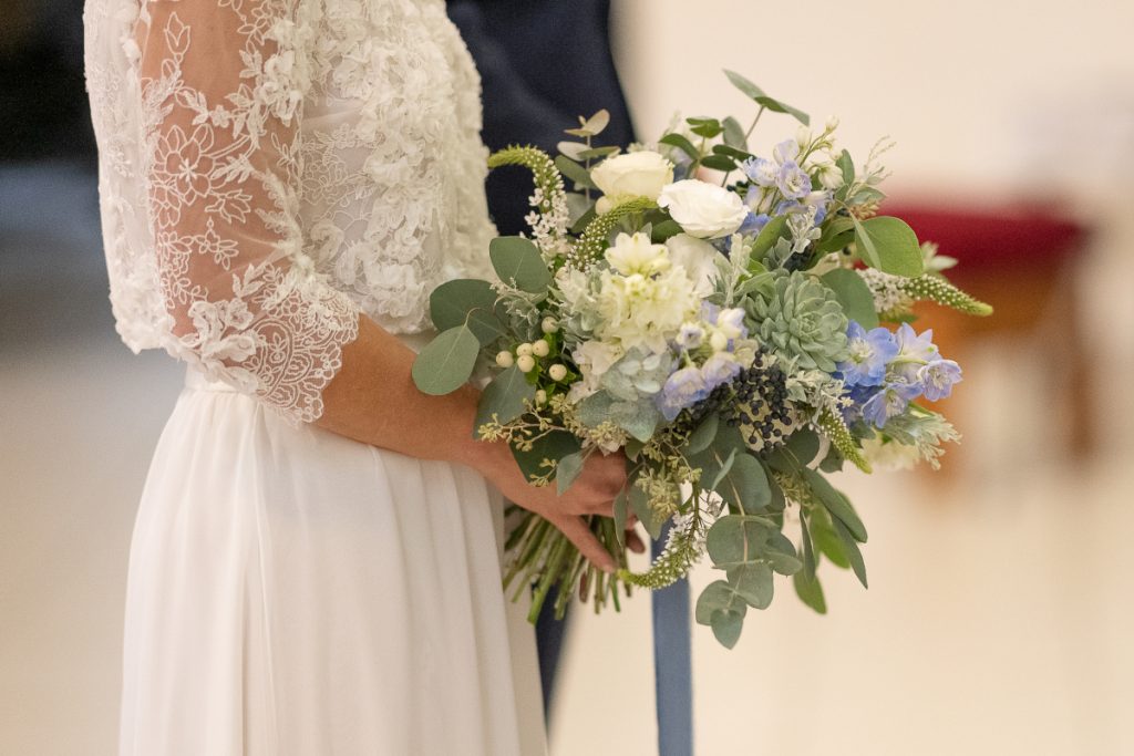 elegantní svatební kytice v modro bílé kombinaci